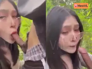 đi dã ngoại tiện trả bài eny ở trong rừng