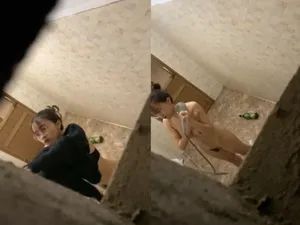 Quay lén cô bạn gái vú ngon tắm, khe âm đạo chảy nước ròng ròng
