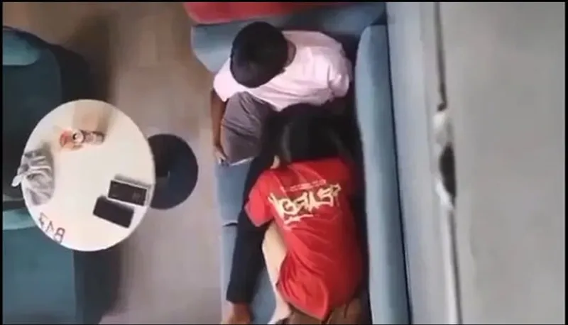 Quay lén em ghệ liếm mút cho tình nhân nơi công cộng